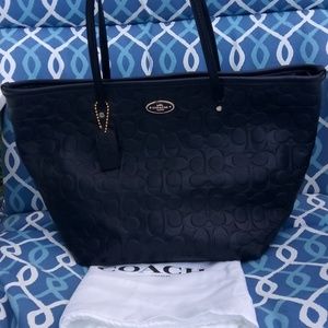 👜Navy Leather Coach tote 👜